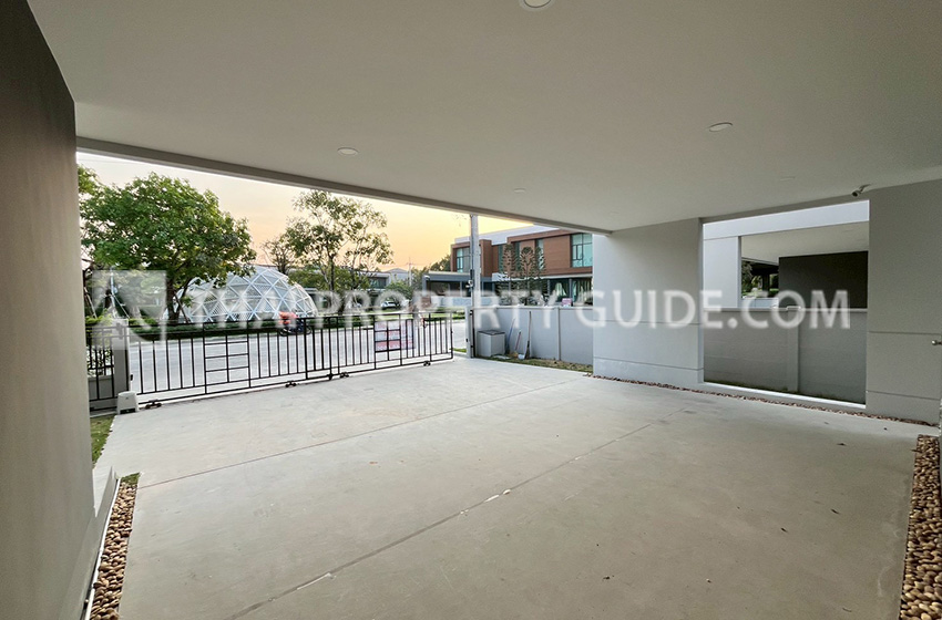 House with Shared Pool in Bangnatrad 